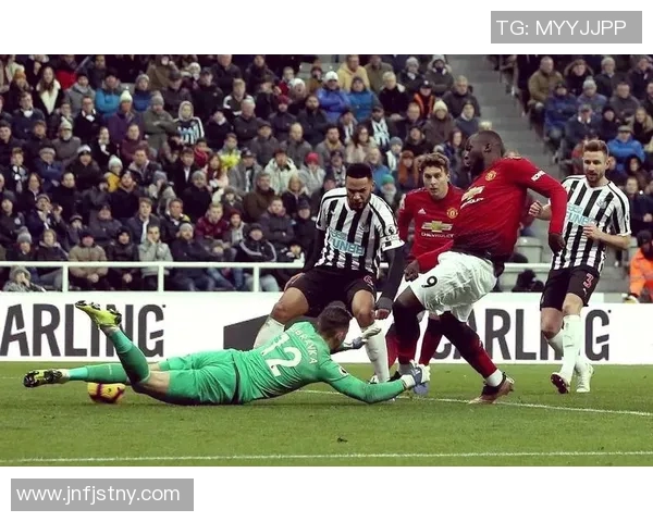 曼联13号足球明星的传奇故事与辉煌成就回顾 曼联13号足球明星的传奇故事与辉煌成就回顾