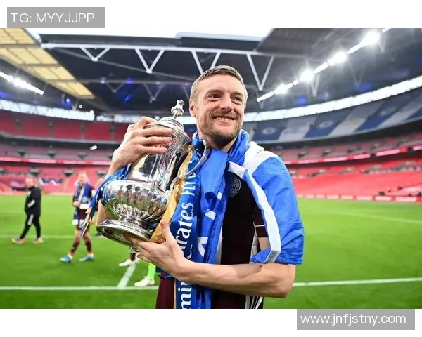 足球巨星的风采与成就深度解析，带你领略他们的传奇人生与球场魅力