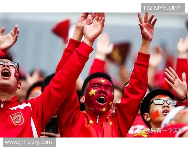 冲向足球明星的瞬间捕捉与激情时刻的完美展现