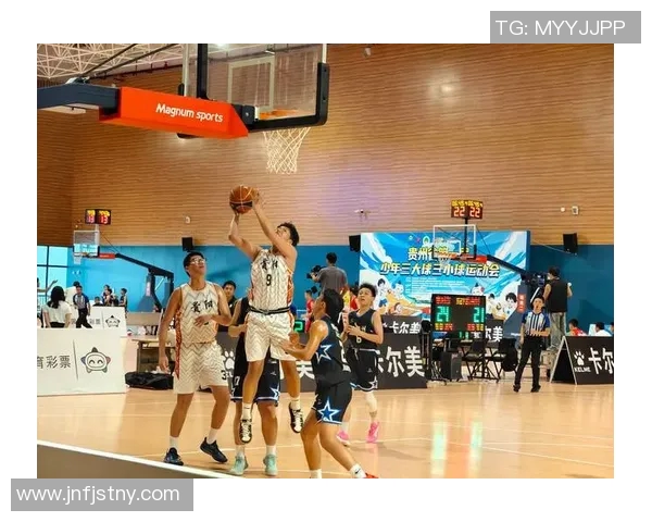 送篮球明星到校园与学生亲密互动传递运动激情与梦想